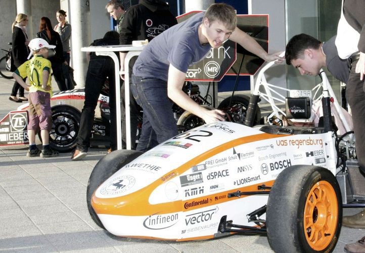 Der von Studierenden selbstständig entwickelte und mit Elektroantrieb ausgestattete Rennwagen hat bereits erfolgreich an Rennsportveranstaltungen teilgenommen. Foto: OTH Regensburg