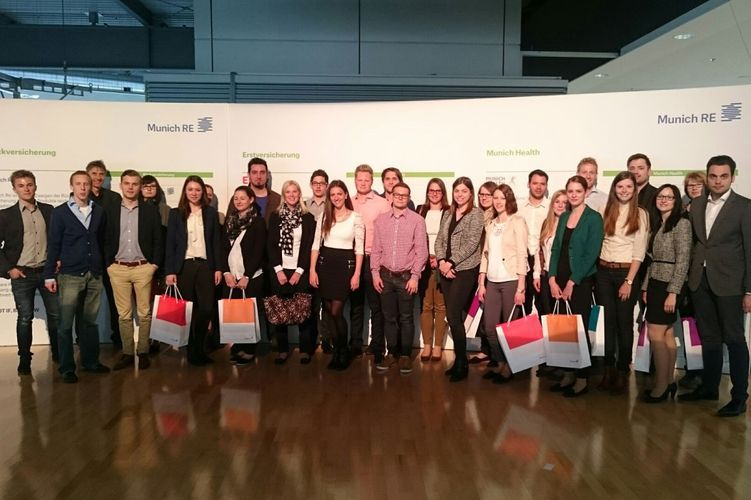 Studenten der OTH-Fakultät Betriebswirtschaft besuchten die Hauptversammlung der Munich Re in München. Foto: OTH Regensburg
