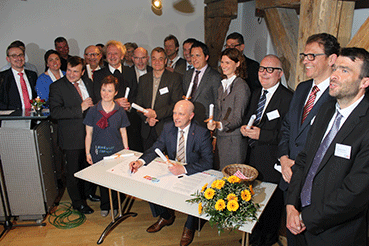 Kooperationspartner, Unterstützer und Förderer von Regensburg inklusiv unterzeichneten die "Regensburger Erklärung". Foto: KJF Regensburg