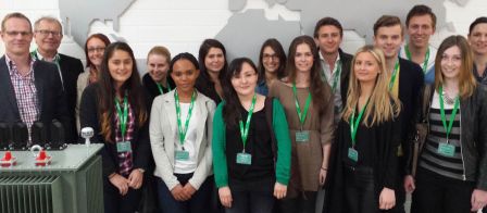 Die Studierenden von Prof. Holger Haldenwang bekamen bei der Schneider Electric Sachsenwerk GmbH Einblicke in ein international agierendes Unternehmen. Foto: OTH Regensburg