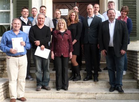 Die wissenschaftliche Leiterin Prof. Dr. Irmgard Schroll-Decker, der Leiter der BRK-Schule Uwe Suchomel (2. von rechts, hinten) und der Lehrgangsbetreuer Klaus Achatz (2. von rechts, vorne) mit den Absolventen und Absolventinnen des Zertifikatslehrgangs a