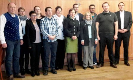 Die wissenschaftliche Leiterin Prof. Dr. Irmgard Schroll-Decker (4. von rechts), der Kursleiter Peter Lanzner (1. von links), der Schulleiter Oliver Büttner (1. von rechts) und die Dozentin Ursula Wagner (6. von rechts) mit den Absolventen und Absolventi
