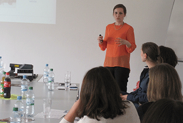 Nadine Patermann, Lean Managerin bei der F.X. MEILLER Fahrzeug- und Maschinenfabrik-GmbH & CO KG. Foto: Meier
