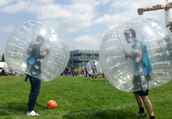 Die Teilnehmer und Teilnehmerinnen am Bubble Ball Turnier hatten viel Spaß - wenn sie sich auch erste an die "Bumperz"-Anzüge gewöhnen mussten. Foto: OTH Regensburg