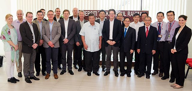 Gruppenfoto mit Infineon-Delegation und UTAR-Mitarbeitern. Fotos: UTAR
