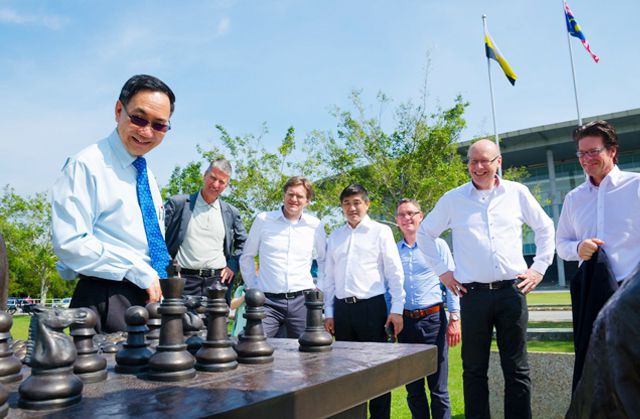 Die Operations-Manager von Infineon besichtigen Bronzeskulpturen an der UTAR.