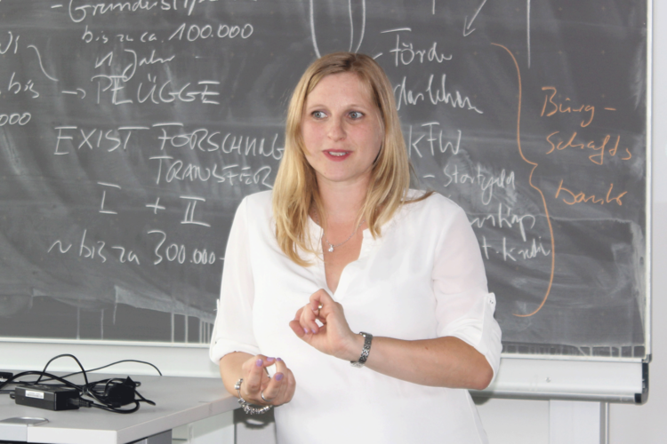 Melanie Bachinger, während eines Vortrags des start-up centers der OTH Regensburg, ist eine der wenigen Unternehmensgründerin im IT-Bereich. Foto: start-up center