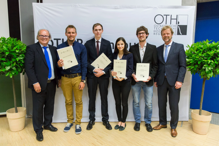 Prof. Dr. Wolfgang Baier, Präsident der OTH Regensburg (rechts) und Johannes Paintl, Vorsitzender der Josef-Stanglmeier-Stiftung  (links) mit den Preisträgern der Josef-Stanglmeier-Stiftung: (von links) Florian Uhrig M.Sc., Christoph Schwägerl, Isabell