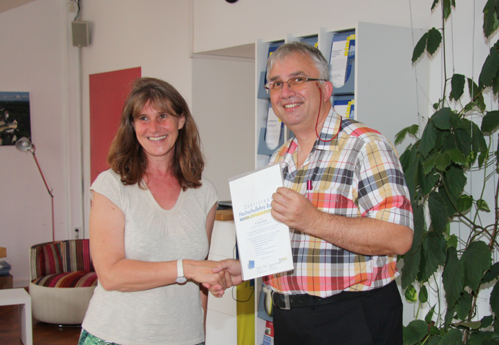 Claudi Walter, DiZ Ingolstadt, bei der Verleihung des Zertifikats "Hochschullehre Bayern Profistufe" an Prof. Dr. Jürgen Mottok, OTH Regensburg, am 23. Juli 2015. Foto: OTH Regensburg.