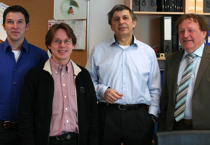 Die OTH Regensburg zusammen mit Vertretern der Firma Thyracont zu Besuch bei Nobelpreisträger Sir Andre Geim in Manchester (v.l.n.r.): M. Eng. Christian Prommesberger, OTH Regensburg; Prof. Dr. Rupert Schreiner, OTH-Regensburg, Prof. Dr. Sir Andre Geim, 
