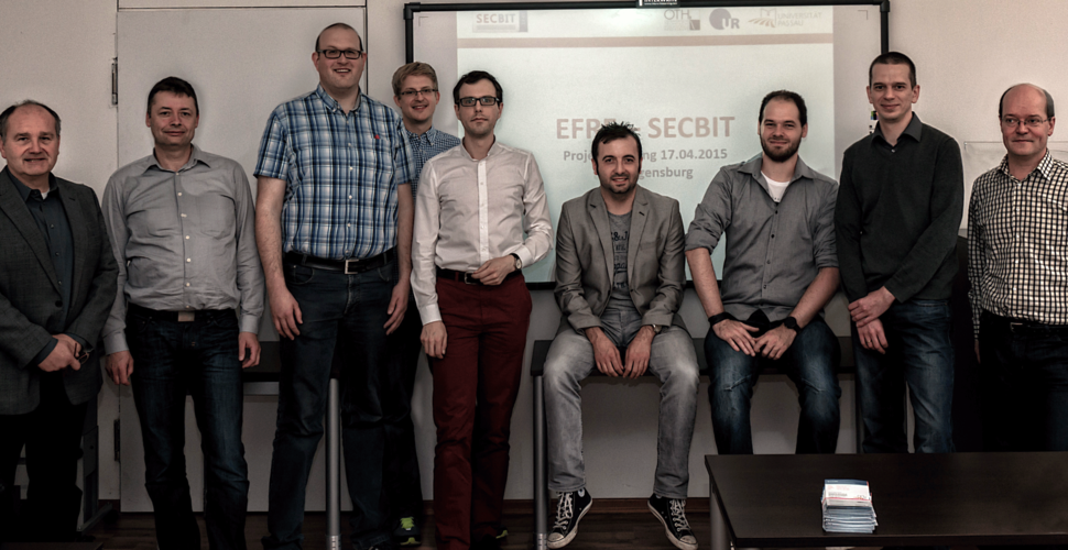 Das SECBIT-Team blickt auf ein erfolgreiches Projekt zurück. Prof. Dr. Thomas Waas (2.v.l.) und Prof. Dr. Markus Kucera (rechts) haben im Rahmen des Projekts das IT-Anwenderzentrum (ITZ) an der OTH Regensburg aufgebaut. Foto: Michael Vetter, ITZ