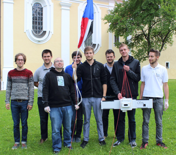 Gruppenbild mit stratoBeagle vor dem Start: Sebastian Ziegler, Alexander Engert, Michael Farmbauer, Benjamin Hirmer, Klaus Graßkamp, David Steger, Maximilian Hüttner (mit StratoBeagle Sonde), Johannes Gietl (v.l).