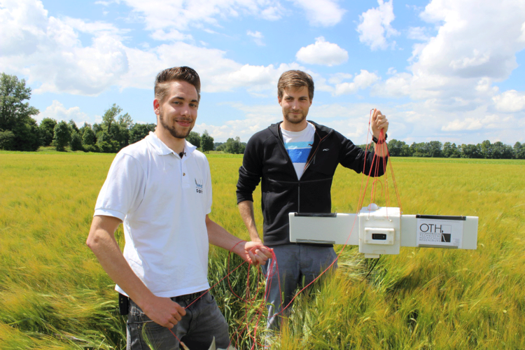 Johannes Gietl und Klaus Graßkamp (v.l.) bei der Bergung von stratoBeagle in einem Gerstenfeld unmittelbar vor den Toren Münchens.