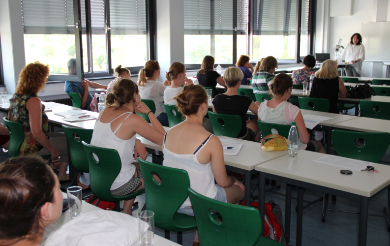 Prof. Dr. Klaudia Winkler erläuterte rund 35 Interessenten und Interessentinnen die Notwendigkeit der Akademisierung von Gesundheitsberufen. Foto: OTH Regensburg