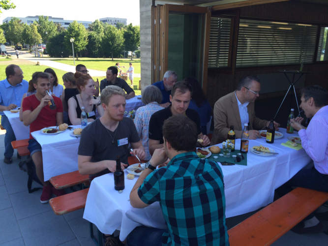 Bei gegrillten Würstchen und Salaten bedankten sich die Stipendiaten/-innen bei den Förderern. Foto: OTH Regensburg