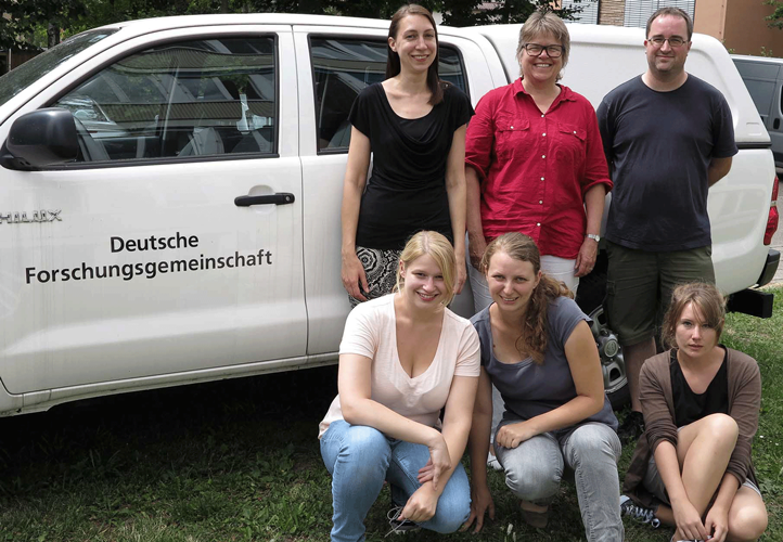 Nadine Lerchl, Miriam Daasch, Nike Sammer (untere Reihe von links) sowie Olivia Golde, Prof. Dr. Thekla Schulz-Brize und Doktorand Daniel Musall (obere Reihe von links) vor dem DFG-Auto, mit dem sie die Fahrt in die Türkei antreten. Foto: OTH Regensburg