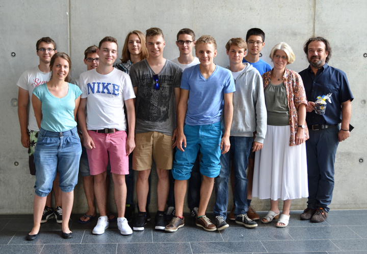 Schüler des Neutraublinger Gymnasiums beim P-Seminar an der OTH Regensburg - zusammen mit ihrer Lehrerin, Heike Bonauer (2. von rechts). Michelle Platt (2. von links) und Projektleiter Armin Gardeia (rechts) von der Jungen Hochschule organisierten das Se