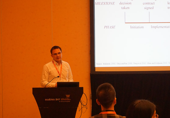 Prof. Dr. Markus Westner während seines Fachvortrages auf der PACIS 2015, Marina Bay Sands, Singapur. Foto: OTH Regensburg