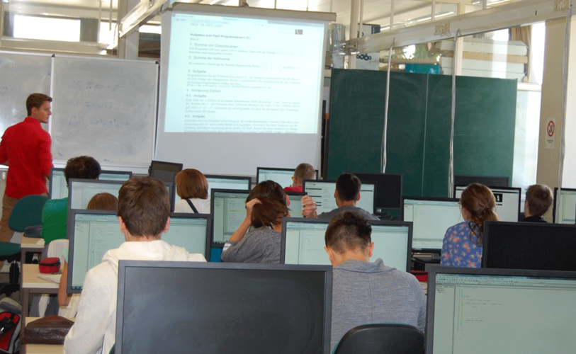 Eine Gruppe von angehenden Studierenden im Programmierkurs. Foto: Sabrina Hildebrand