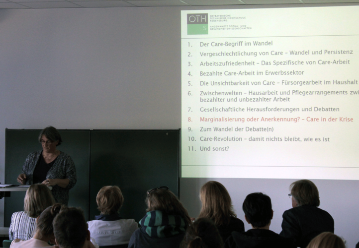 Prof. Dr. Clarissa Rudolph beim Vortrag. Foto: Stefan Wögerbauer