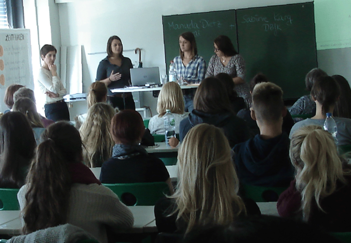 Diskussionsrunde mit der Gewerkschaftssekretärin Manuela Dietz (verdi) und der Öffentlichkeitsreferentin Sabine Karg (Deutscher Berufsverband für Pflegeberufe DBfK Südosten). Foto: Jürgen Heubach