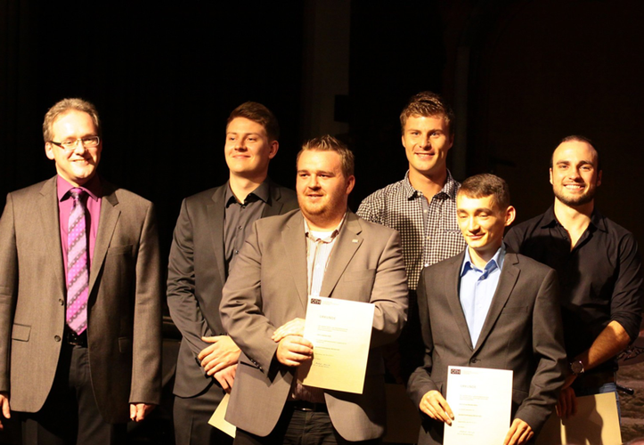 Der Dekan der Fakultät Elektro- und Informationstechnik, Prof. Dr. Michael Niemetz (links), gratulierte den erfolgreichen Absolventen und Absolventinnen. Foto: OTH Regensburg.