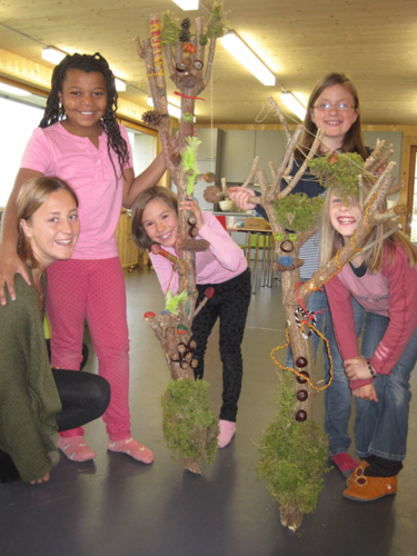 ... oder beim Bastelprogramm im Familienbüro und bei den vielen anderen Aktionen der Herbstferienbetreuung. Foto: OTH Regensburg