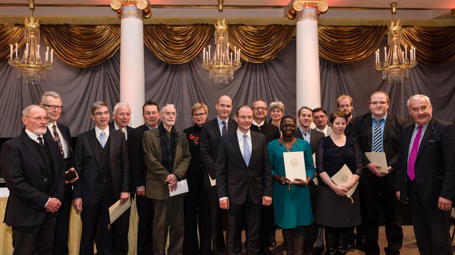Verleihung des Deutschen Preises für Denkmalschutz am 2. November 2015 in Regensburg. Unter den Preisträgern: (5. von links) Prof. Dr. Peter Morsbach von der OTH Regensburg. ©Foto: DNK, Petra Homeier.