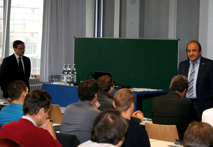 Professor Dr. Ulrich Briem, Dekan der Fakultät Maschinenbau, begrüßt die Studierenden und Besucher. Fotos: OTH Regensburg