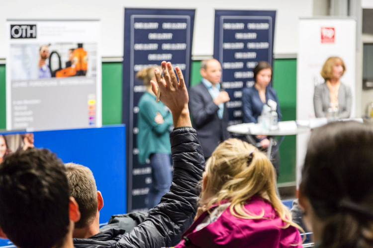 Studierende von MINT-Fächern beteiligten sich mit zahlreichen Fragen an der Podiumsdiskussion der Reihe „ZEIT Campus Zukunftsfragen“ an der OTH Regensburg.