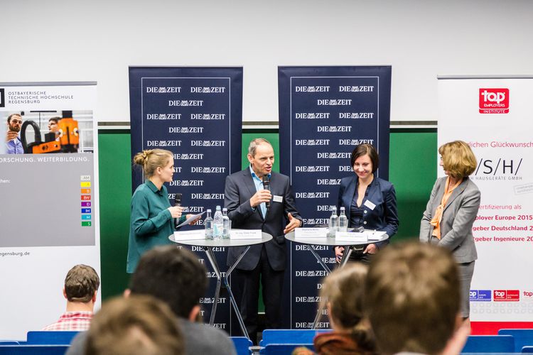 Auf dem Podium diskutierten (von links): Moderatiorin Katharina Heckendorf, ZEIT CAMPUS-Autorin,  Dr.-Ing. Dieter Frank, Leiter Produktbereich Electronic System and Drives, BSH Hausgeräte GmbH, Stephanie Müller (M.A.), Gründerin und Geschäftsführerin
