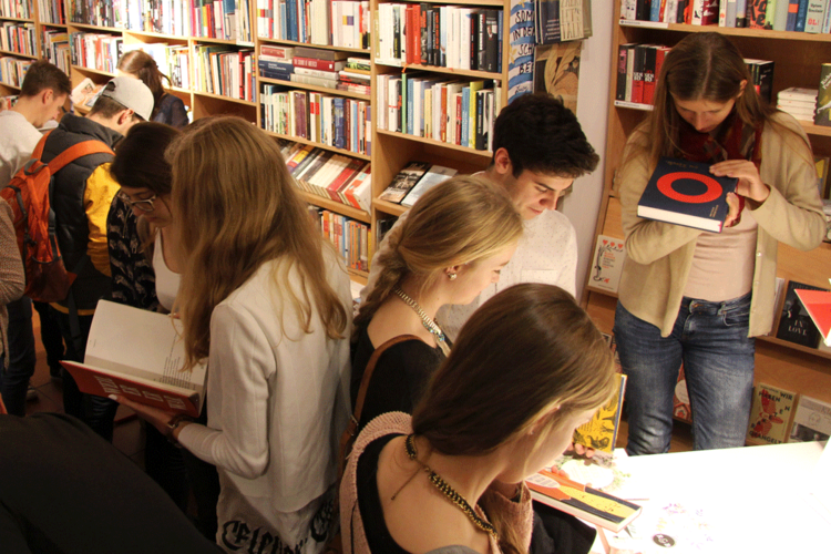 Die Erstsemster des Studiengangs Industriedesign begutachten die 25 schönsten Bücher 2015.