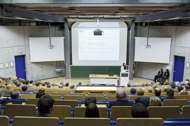 Die Stipendiatin Katja-Maja Krödel bedankte sich stellvertretend für alle Stipendiaten für die erhaltene Förderung.