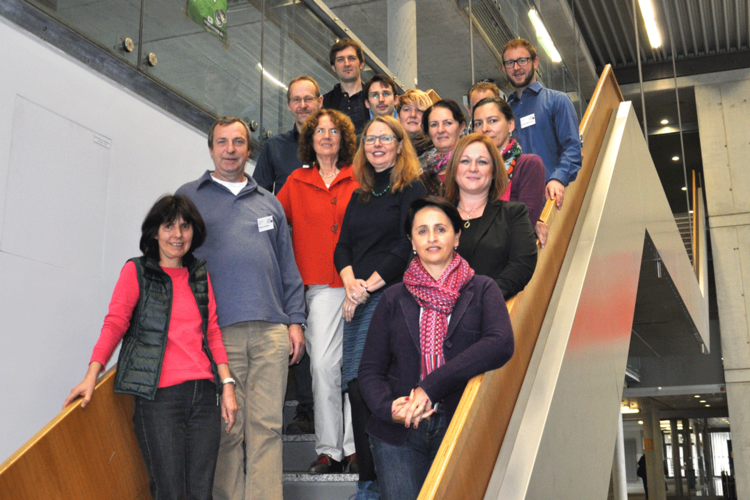 Die Teilnehmenden des Zertifikatslehrgangs Mediation mit ihren Dozentinnen Maria Marshall und Elisabeth Weitzell (3. und 4. v. l.). Foto: OTH Regensburg Die Teilnehmenden des Zertifikatslehrgangs Mediation mit ihren Dozentinnen Maria Marshall und Elisabeth Weitzell (3. und 4. v. l.). Foto: OTH Regensburg