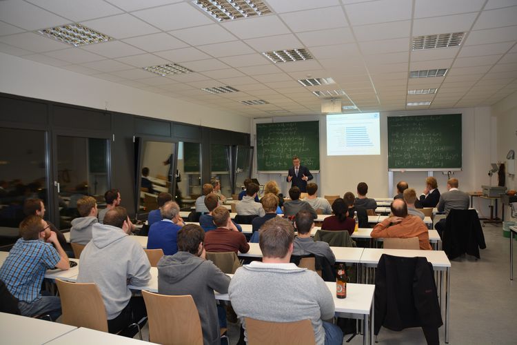 Die Resonanz für den Vortrag war groß, der Saal war voll. Foto: OTH Regensburg