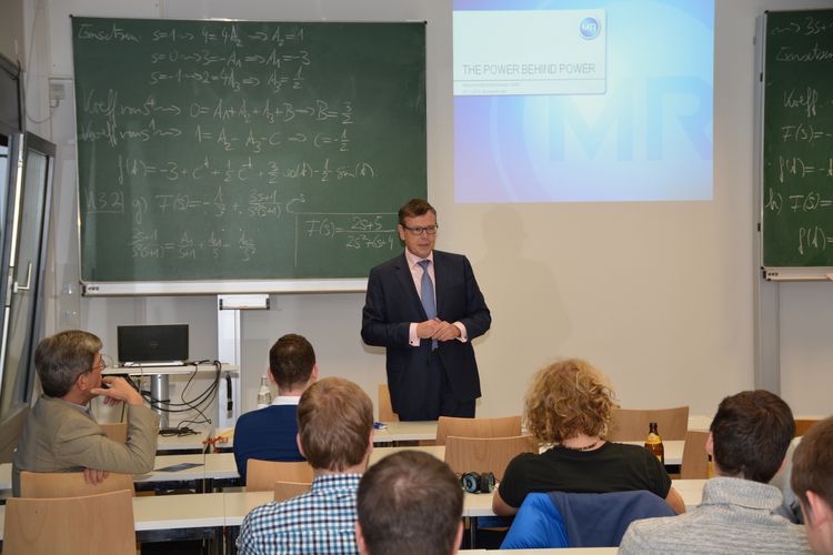 Michael Rohde, Geschäftsführer von MR bei seinem Vortrag an der OTH Regensburg.