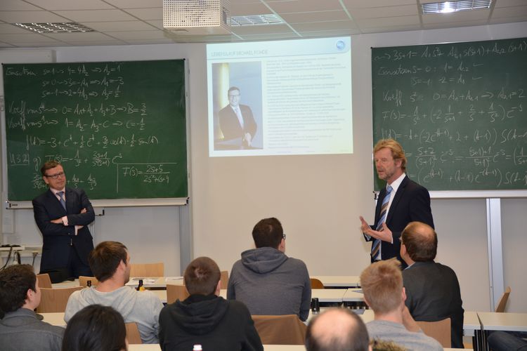 Prof. Dr. Wolfgang Baier, Präsident der OTH Regensburg, begrüßte die Gäste zu der Veranstaltung.