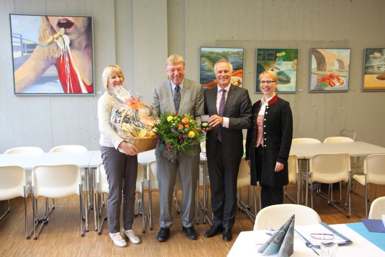 Ehrung für Prof. Dr. Hartmut Rumpf: (von links) Gerlinde Frammelsberger, Geschäftsführung des Studentenwerks, Professor Dr. Hartmut Rumpf, Vorsitzender der Vertreterversammlung a. D., Achim Meyer auf der Heyde, Generalsekretär des Deutschen Studentenw