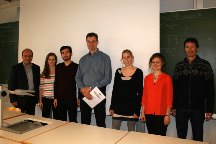 Bei der Verleihung des Preises für gute Lehre der Fakultät Maschinenbau (von links) Prof. Dr. Ulrich Briem, Susanne Gerl, Christian Harrer, Prof. Dr. Björn Lorenz, Sandra Rochholz, Kristina Geilfuß und Prof. Dr. Frederik Borchsenius. Foto: OTH Regensb Bei der Verleihung des Preises für gute Lehre der Fakultät Maschinenbau (von links) Prof. Dr. Ulrich Briem, Susanne Gerl, Christian Harrer, Prof. Dr. Björn Lorenz, Sandra Rochholz, Kristina Geilfuß und Prof. Dr. Frederik Borchsenius. Foto: OTH Regensb