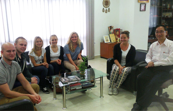 Prof Chuah (rechts) mit den Studierenden aus Deutschland: von links) Tobias Siegfried Walbrunn, Eugen Knoll, Anja Filbrandt, Julia Annemarie Winkler, Wiebke Steffen und Christiane Koenig. / Prof Chuah (right) with the students: (from left) Tobias Siegfrie