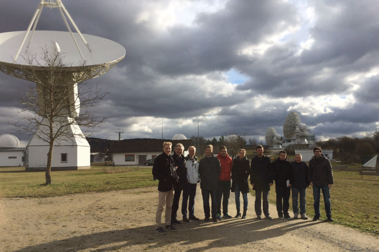 Das Team MEHREN vor dem 20-Meter-Radioteleskop des Geodätischen Observatoriums. Foto: Geodätisches Observatorium Wettzell (Mitarbeiter)