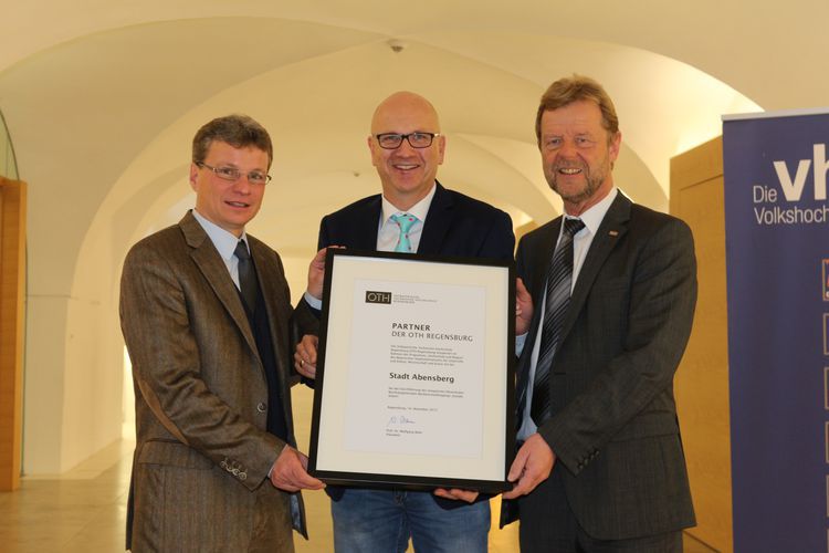 (von links nach rechts): Wissenschaftsstaatssekretär Bernd Sibler, Abensbergs Erster Bürgermeister Dr. Uwe Brandl und der Präsident der Ostbayerischen Technischen Hochschule Regensburg, Prof. Dr. Wolfgang Baier, mit der Kooperationsurkunde „Hochschul