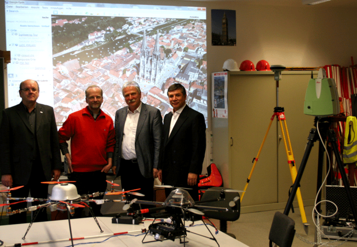 Erfahrungsaustausch im Vermessungskundelabor der Fakultät Bauingenieurwesen an der OTH Regensburg: (von links) Prof. Dipl.-Ing. Wolfgang Stockbauer,  Laboringenieur Claus Plank, Prof. Dr.-Ing. Andreas Maurial und Prof. Dr. Miguel Estrada. Foto: OTH Regen