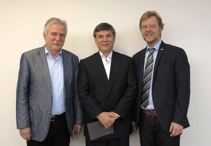 Prof. Dr.-Ing. Andreas Maurial, Dekan Fakultät Bauingenieurwesen der OTH Regensburg (links) und Prof. Dr. Wolfgang Baier, Präsident der OTH Regensburg (rechts) begrüßen Prof. Dr. Miguel Estrada von der Universidad Nacional de Ingeniería Lima (Peru) a