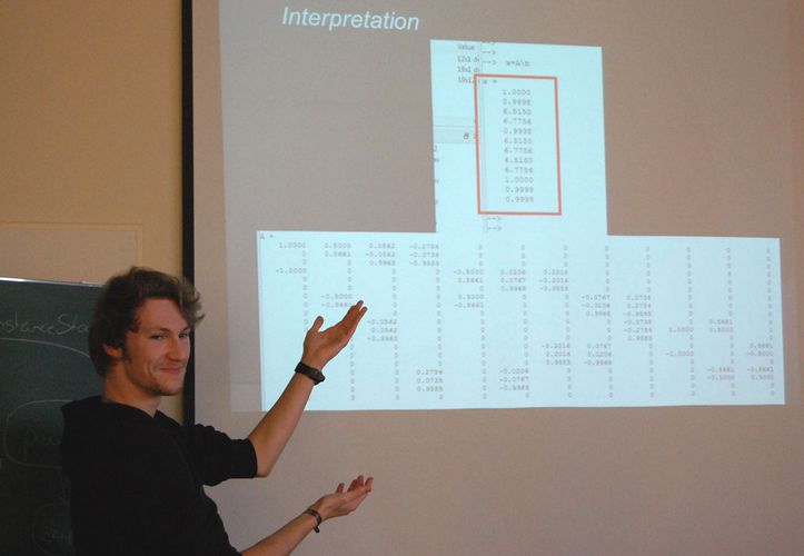 Stefan Weig präsentierte seine mathematische Beweisführung zu einem stabilen Stabwerk (Tensegrity). Fotos: OTH Regensburg