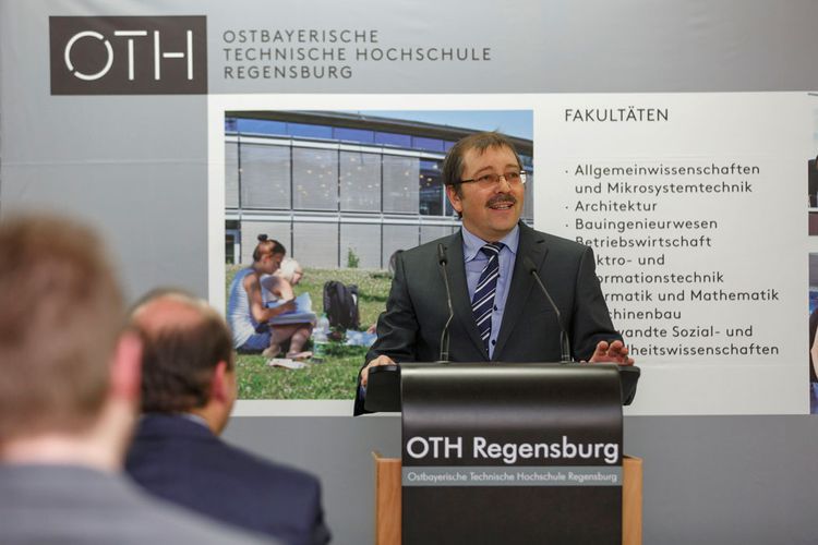Vizepräsident und Studiengangleiter Prof. Dr. Wolfgang Bock bei seiner Rede zur feierlichen Verabschiedung der Absolventen.