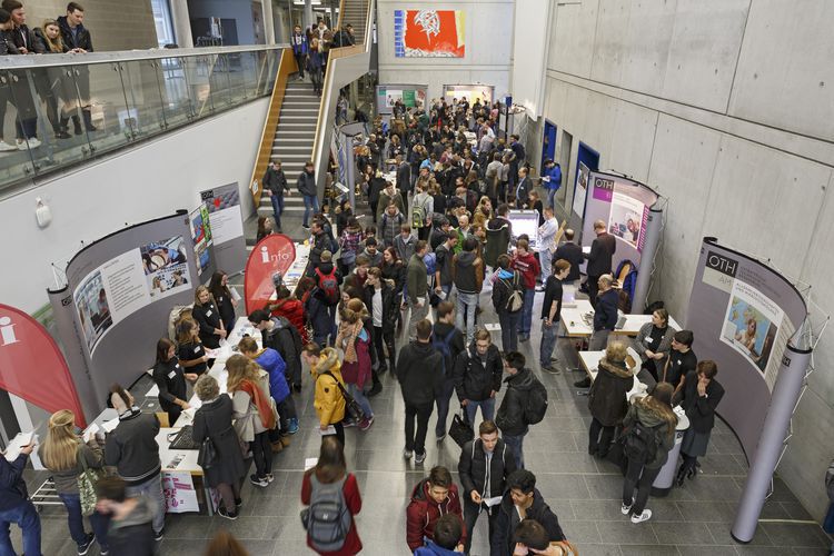 Studierende informierten sich an den Infoständen an der OTH Regensburg. Foto: OTH Regensburg / florianhammerich.com