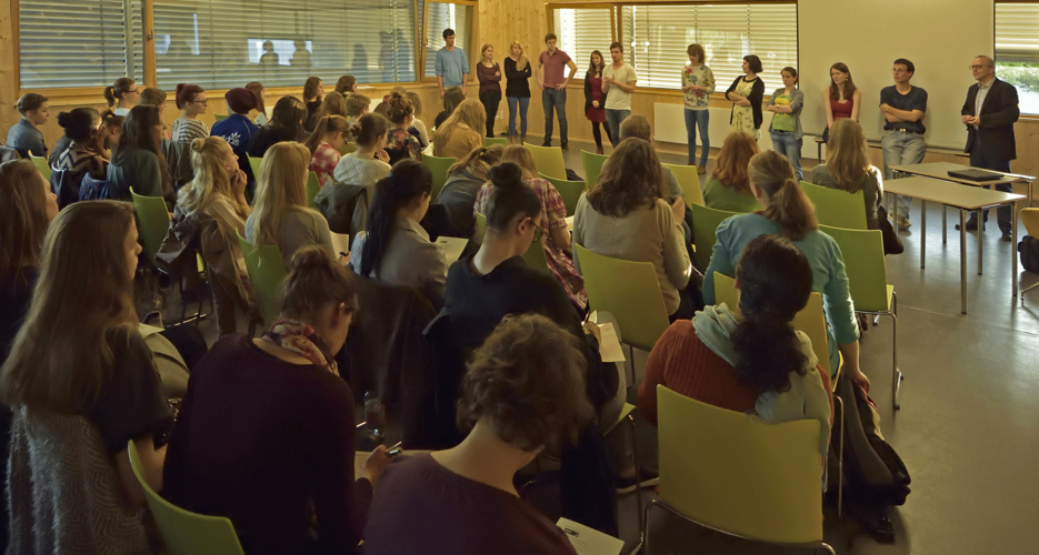 Am Infoabend von CAMPUSAsyl waren sehr viele Interessenten bereit, sich in den Hilfsprojekten der Studierendeninitiative aktiv einzubringen. Foto: OTH Regensburg