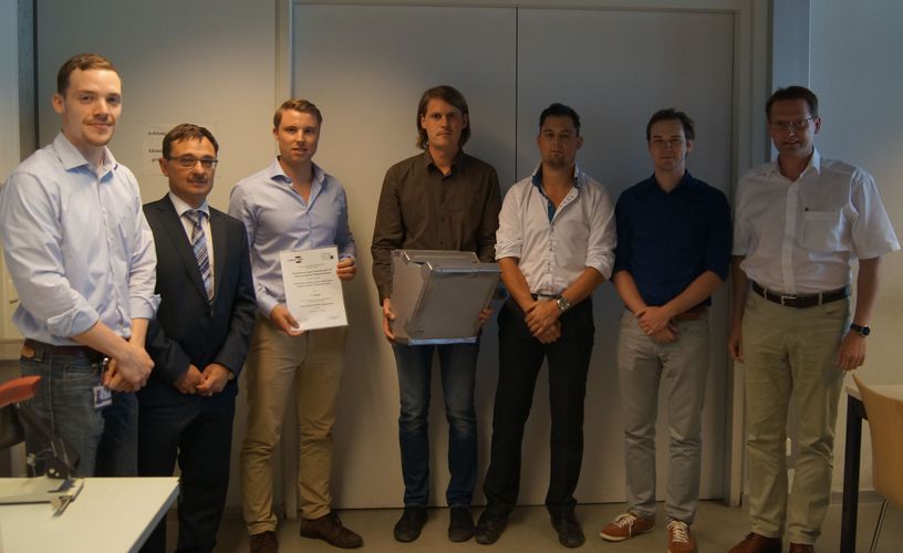 Verantwortliche, Firmenvertreter und das Siegerteam: (von links): Florian Hoppenthaler, relyon plasma GmbH, Konstruktion und Design, Klaus Forster, relyon plasma GmbH, Geschäftsführer, Maximilian von Klitzing, Student der OTH Regensburg, Philipp Stampfe