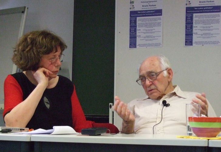 Erwin Farkas mit Historikerin Anna Andlauer im Gespräch an der OTH Regensburg. Foto: OTH Regensburg
